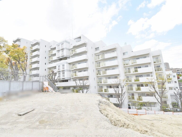千里山ロイヤルマンション2番街D棟の外観