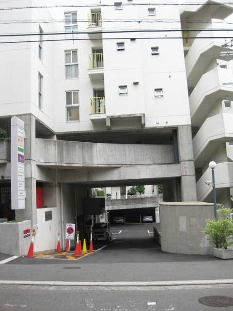 千里山ロイヤルマンション2番街D棟のエントランス