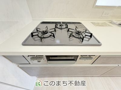 【キッチン】 | いろどりアイタウン栃木市藤岡町藤岡22-P3　1号棟 | 三ツ口コンロ採用で、同時調理もスムーズ◎！お料理を並べられるカウンター付きで、配膳・片付けをサポート！リビングで過ごすご家族とコミュニケーションを楽しみながら作業可能です♪