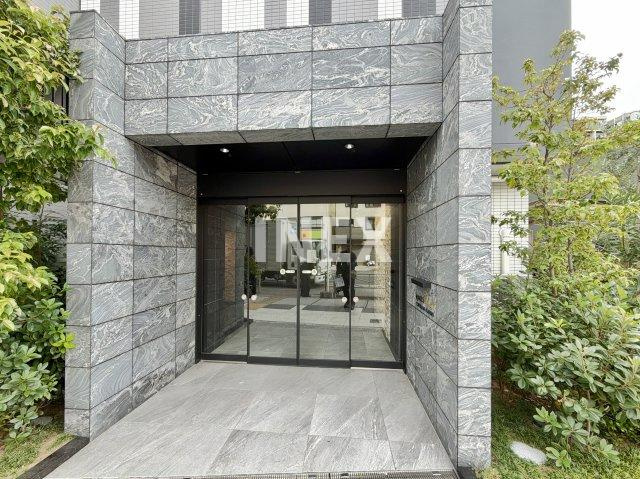 横浜市中区曙町２丁目の賃貸マンションのエントランス