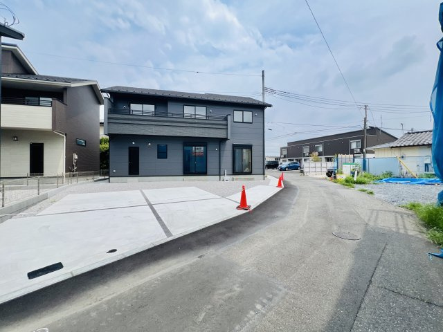 前橋市駒形町の前面道路含む現地写真|間口も広く駐車も焦らずにできます♪