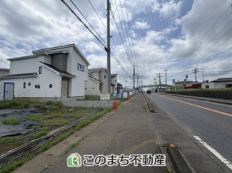 【前面道路含む現地写真】 | いろどりアイタウン栃木市藤岡町藤岡22-P3　3号棟 | 幅員15.5ｍの広々とした前面道路でお車の出し入れもスムーズに行えます☆