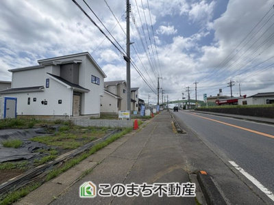 【前面道路含む現地写真】 | いろどりアイタウン栃木市藤岡町藤岡22-P3　3号棟 | 幅員15.5ｍの広々とした前面道路でお車の出し入れもスムーズに行えます☆