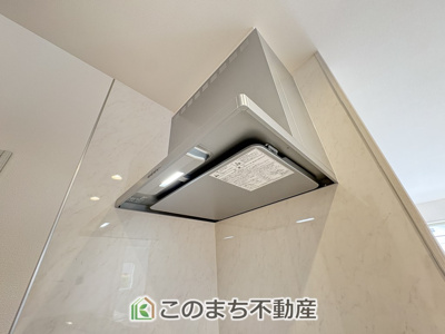 【キッチン】 | いろどりアイタウン栃木市藤岡町藤岡22-P3　3号棟 | お料理の匂いもスッキリ♪シンプルデザインで掃除も簡単なレンジフード☆