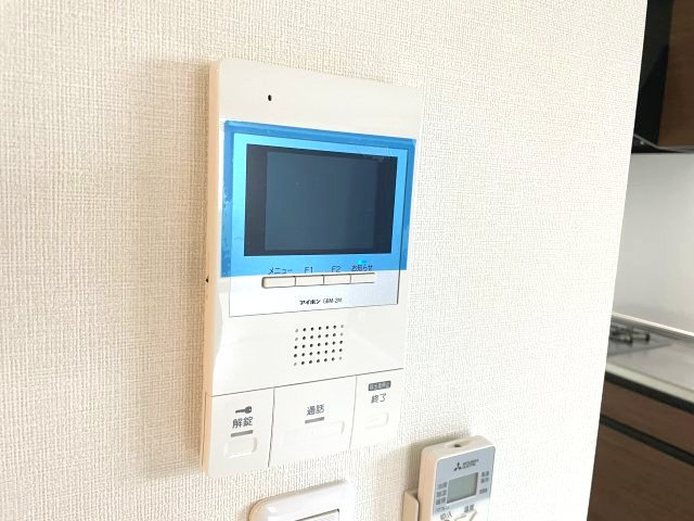 メゾンクレール博多南のセキュリティ|オートロック、ＴＶモニター付インターホンで
防犯も安心です。