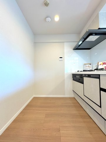 ワコーレ松戸のキッチン|キッチン幅
キッチンの幅広ワークスペース。調理家電の配置もしやすく、作業効率が高まる機能的なレイアウトです。