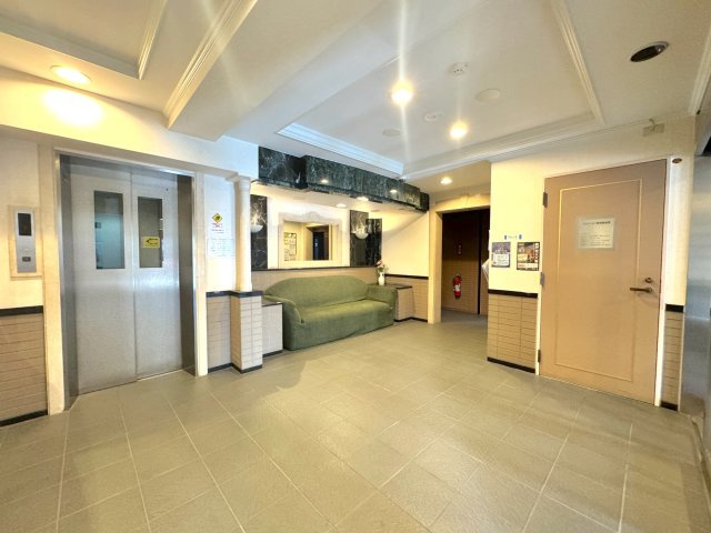 ワコーレ松戸のエントランス|エントランスホール
品格漂う綺麗なエントランスホール。住まう方や訪れるゲストを温かく迎え入れます。