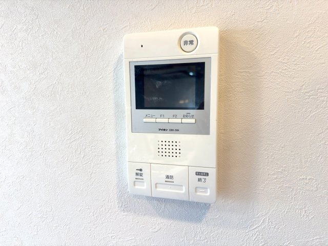 ワコーレ松戸のセキュリティ|TVモニター付きインターホン
防犯面で頼もしいTVモニター付きインターホン。来訪者を事前に確認できるため安心感が高まります。