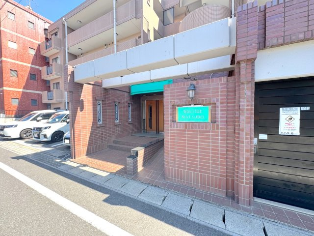 ワコーレ松戸|エントランス入り口
アプローチから続くエントランス入口。手入れが行き届いた清潔感のある共用部が好印象を与えます。