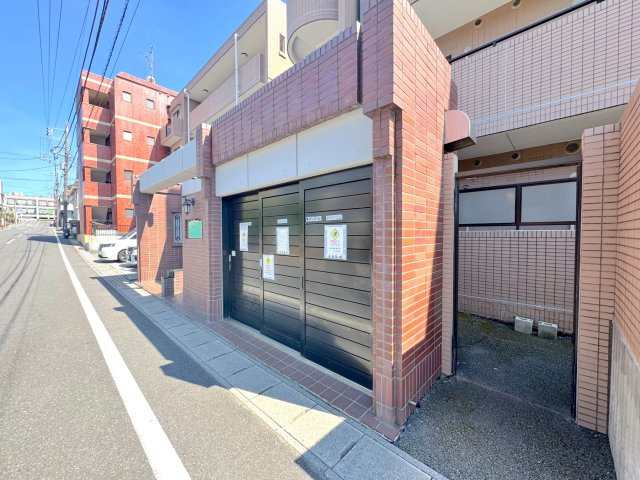 ワコーレ松戸のその他共用部分|ゴミ置き場
綺麗に管理された敷地内のゴミ置き場。日常の生活利便性を高める嬉しい共用設備です。