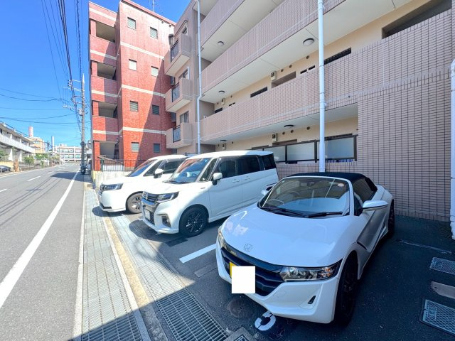 ワコーレ松戸の駐車場|駐車場
敷地内にある駐車場スペース。愛車を身近に保管でき、お出かけや買い物帰りの移動もスムーズです。