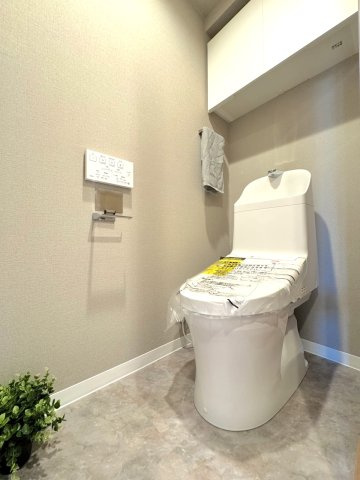 ワコーレ松戸のトイレ|トイレ新規交換
使い勝手の良い新規交換済みの独立洗面化粧台。収納力も高く、朝の身支度もスムーズに行えます。