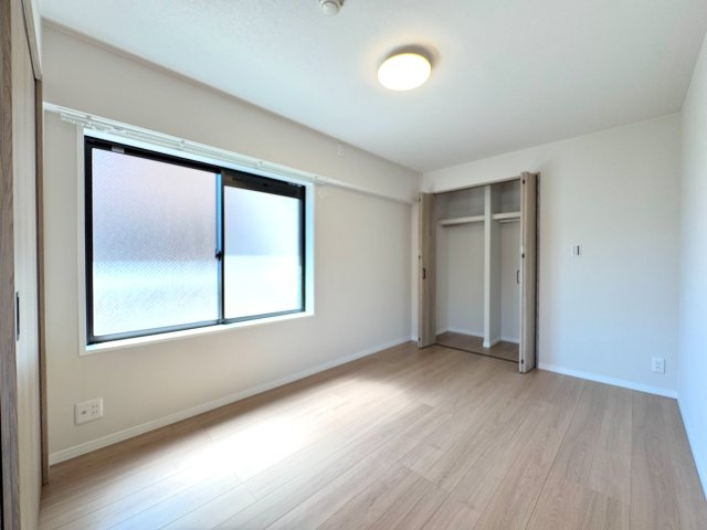 ワコーレ松戸の寝室|洋室6帖　間取り図左下の部屋
6帖のゆとりある洋室。主寝室としての利用に最適で、ベッドや家具を置いてもゆったり過ごせます。