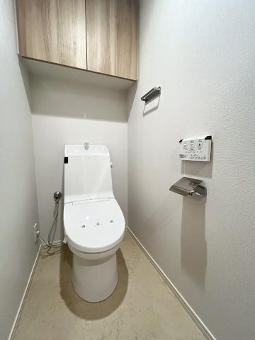 臭機能付きシャワートイレが採用されています。タンク一体型でトイレ内が広々使え、掃除も簡単