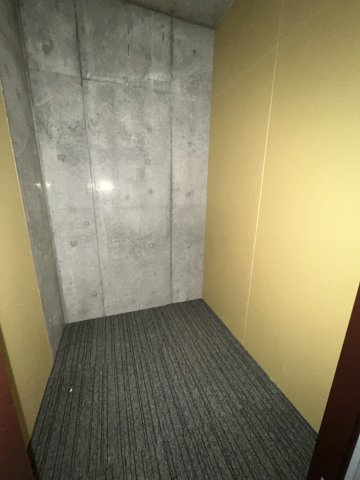 季節ものやアウトドアグッズなど、普段使わないものを収納しておける1㎡以上のトランクルームが内廊下に用意されています。プラスアルファの収納として、空間にゆとりをもたらします。（使用料無償）