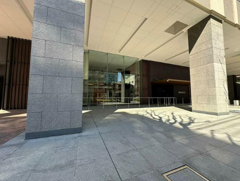 質感の深いタイルをまとい品格のある佇まいを奏でるエントランスとエントランスホールに、迎賓の心を感じることができます。