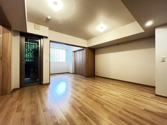 天井高2.5ｍ超えの開放感のあるLD

