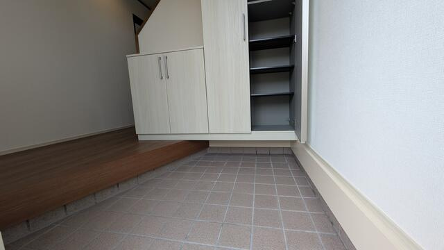 【トーヨーホーム売主/中古住宅】岩倉鵜ヶ瀬前の玄関|シューズクローゼット新品設置