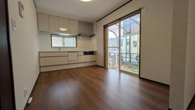 【トーヨーホーム売主/中古住宅】岩倉鵜ヶ瀬前の居間・リビング|12.8帖のLDK　床板張替済