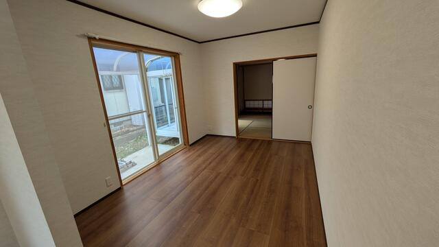 【トーヨーホーム売主/中古住宅】岩倉鵜ヶ瀬前の居間・リビング|11帖の和室隣接