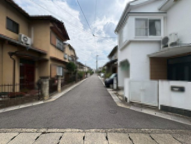 城陽市寺田今堀の前面道路含む現地写真|前方にも道路がありますので、開放感がございます。