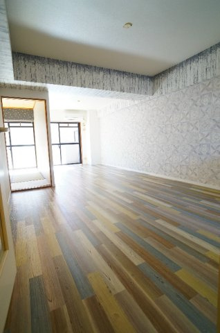 レジデンス桂川の居間・リビング|LDK15帖以上、南向きで陽当たり良好な広々空間