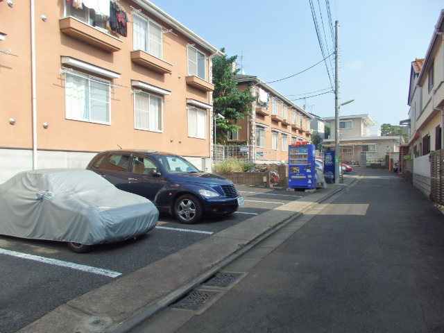 マノワール千歳烏山Ａ棟の駐車場