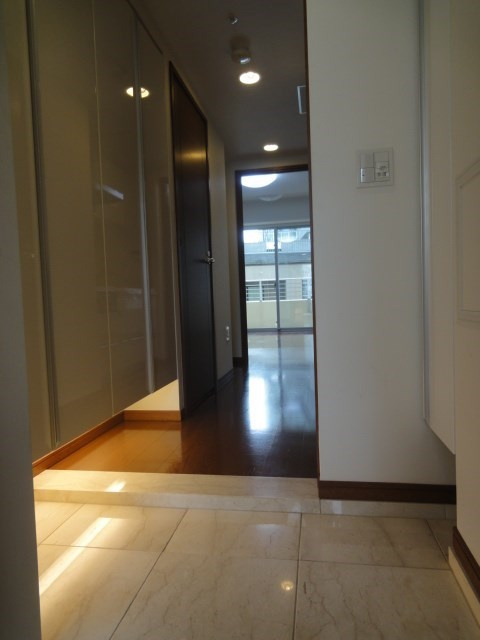トア山手フラッツの玄関