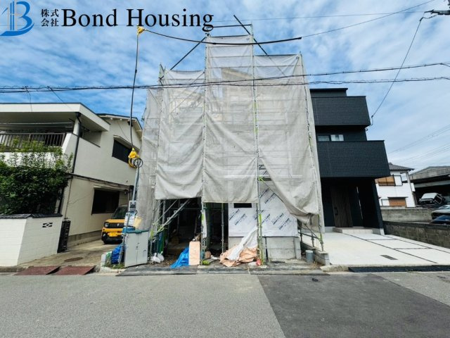 西新町駅まで徒歩4分　西新町　1期全1棟　新築戸建ての前面道路含む現地写真