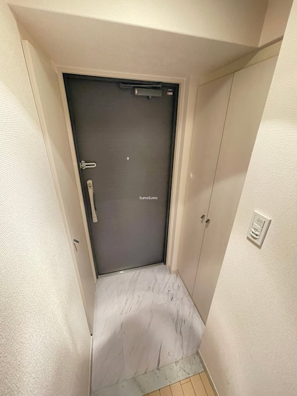 S-RESIDENCE Hommachi Marksの玄関