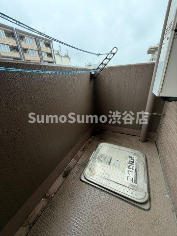 トーシンフェニックス下目黒のバルコニー|外からの目が気にならないバルコニーで洗濯物が干せます