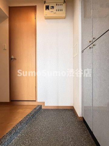 トーシンフェニックス下目黒の玄関|明るい玄関です