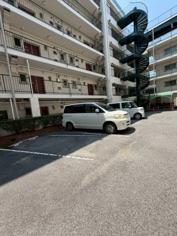 岡本センチュリーマンションの駐車場