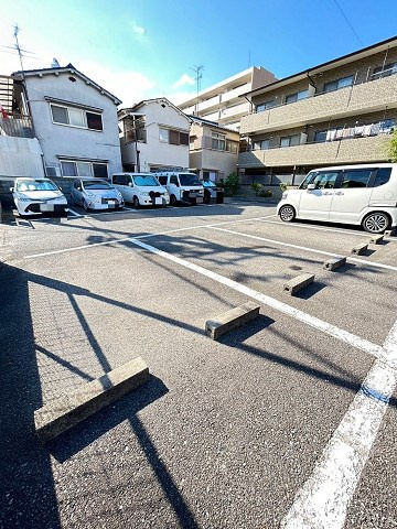 サンセイコートの駐車場