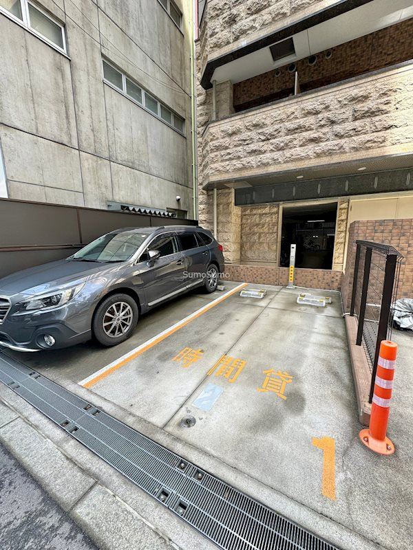 プレサンス谷町アルファの駐車場