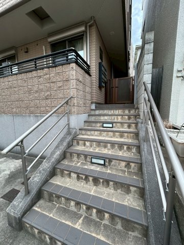 ラ・クエスタ岡本のエントランス