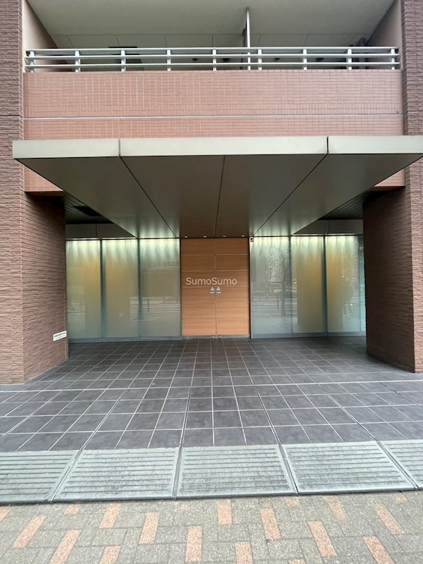 クロスレジデンス大阪新町のエントランス