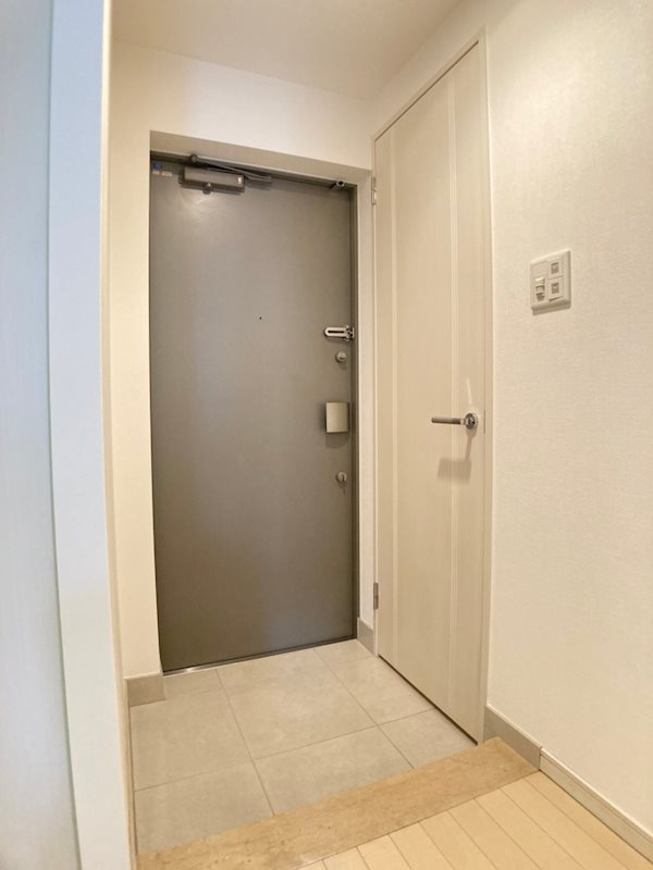 クロスレジデンス大阪新町の玄関