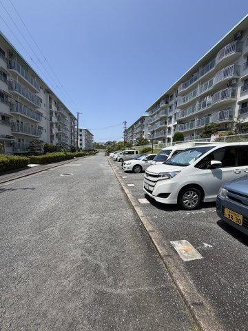 名谷１５団地６２号棟の駐車場