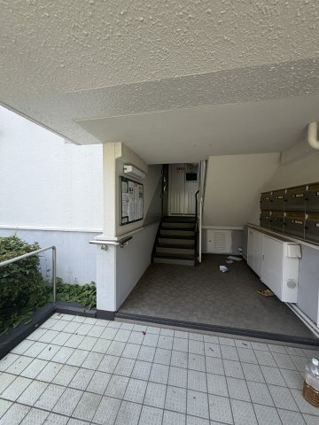 名谷１５団地６２号棟のエントランス