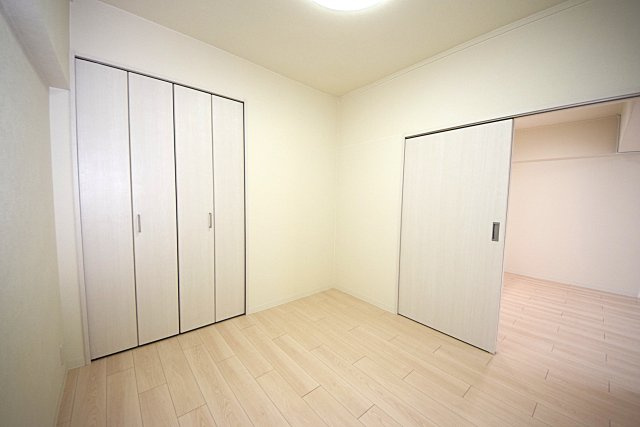 塚本北コーポの収納|収納力のあるクローゼット付きで、上部棚には収納ボックスを使って季節物も整理できます。