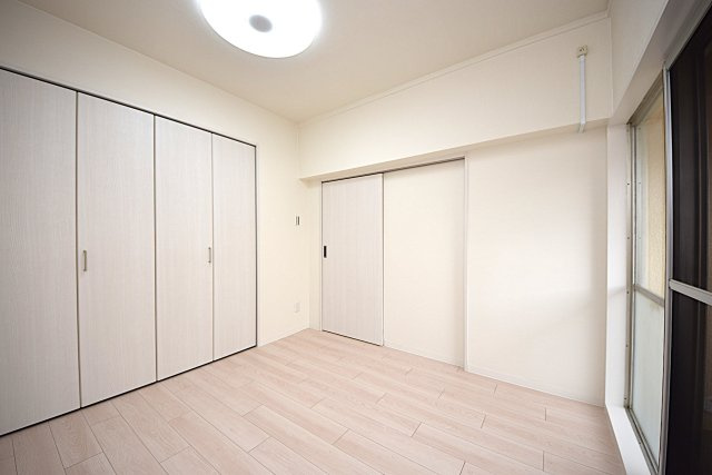 塚本北コーポの収納|こちらのお部屋もクローゼット付きで、衣類などもすっきり収納できます。