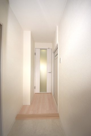 塚本北コーポの玄関|使い勝手の良い広さを確保した玄関は、毎日の掃除もしやすいです。