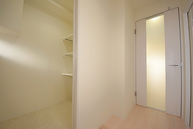 塚本北コーポの収納|シューズクロークを完備！ご家族分の靴はもちろん、アウトドア用品やスポーツ用品など、かさばる荷物の収納にも便利です。