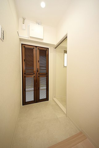 塚本北コーポの玄関|靴の脱ぎ履きもスムーズに行えます。