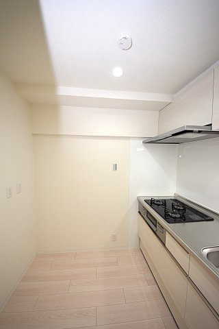塚本北コーポのキッチン|背面スペースがしっかり確保されているので、家電や収納家具を置いても余裕があり、作業効率も高まります。
