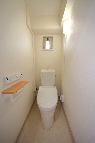 塚本北コーポのトイレ|新調済みのトイレでウォシュレット機能が付いており、清潔で心地よくご利用いただけます。