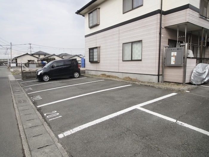 シャルマン野口　A棟の駐車場