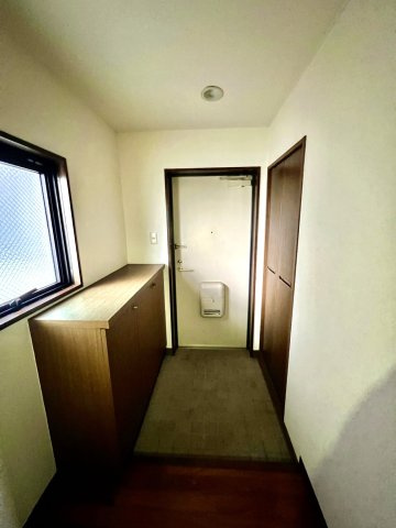 クレセントマンションの玄関