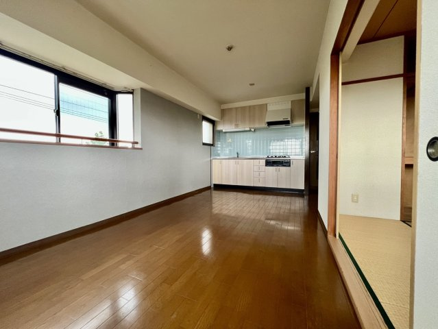 クレセントマンションの居間・リビング